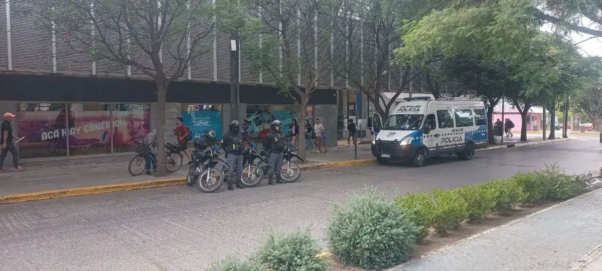 La policía monta un operativo de seguridad en cajeros Neuquén Al