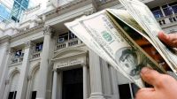 El Banco Central habilitó el pago de sueldos en dólares