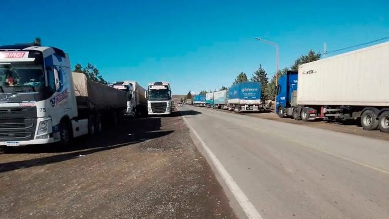 Hay 300 Camiones Varados Por El Cierre Del Paso Pino Hachado Por Las