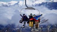 Residentes de San Martín y Junín de los Andes disfrutan de un día de esquí libre en Chapelco
