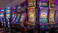 Buscan que las salas de juego de la ciudad tengan luz solar y relojes