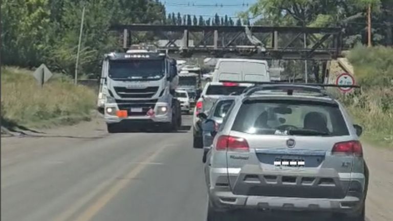 Por un nuevo socavón debajo del puente viejo de Cipo, hay demoras en el ...