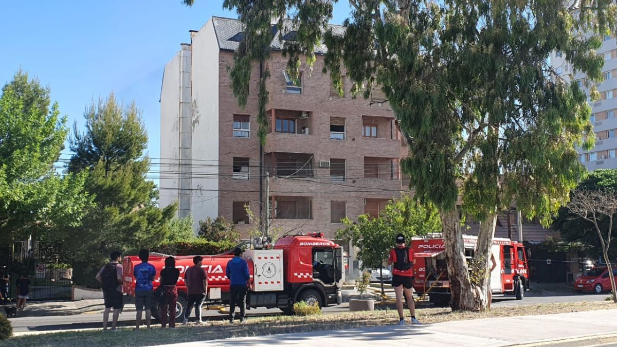 Se incendió un edificio frente al Concejo Deliberante de Neuquén