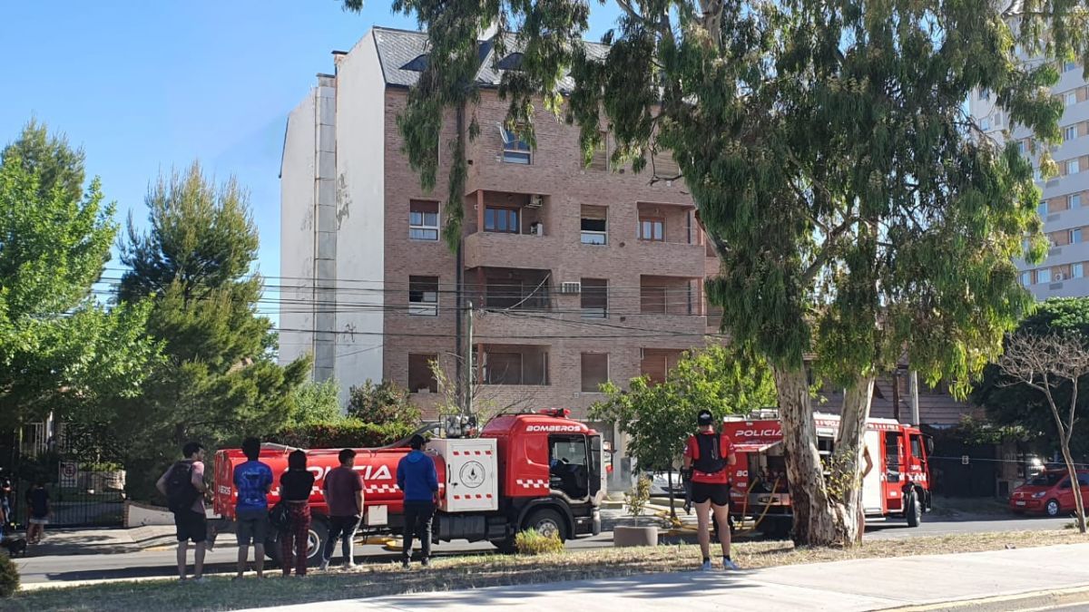 Se incendió un edificio frente al Concejo Deliberante de Neuquén