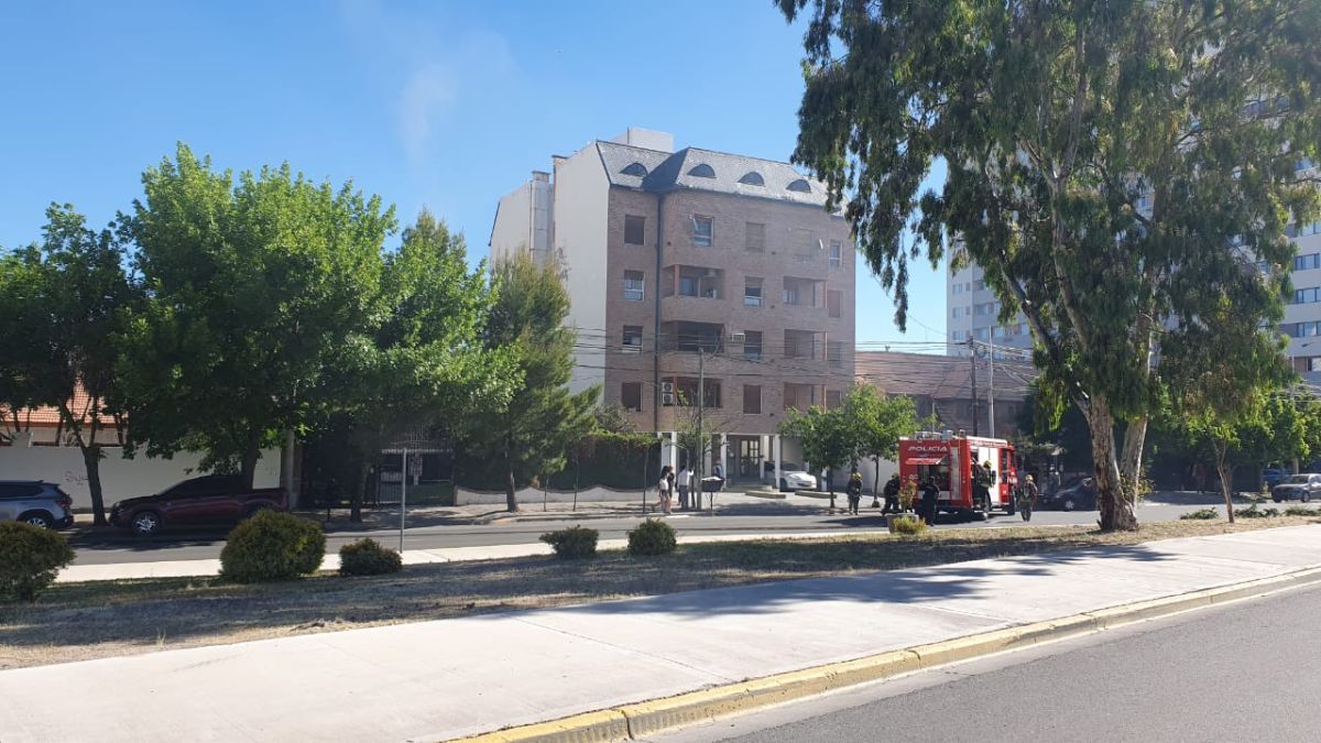 Se incendió un edificio frente al Concejo Deliberante de Neuquén