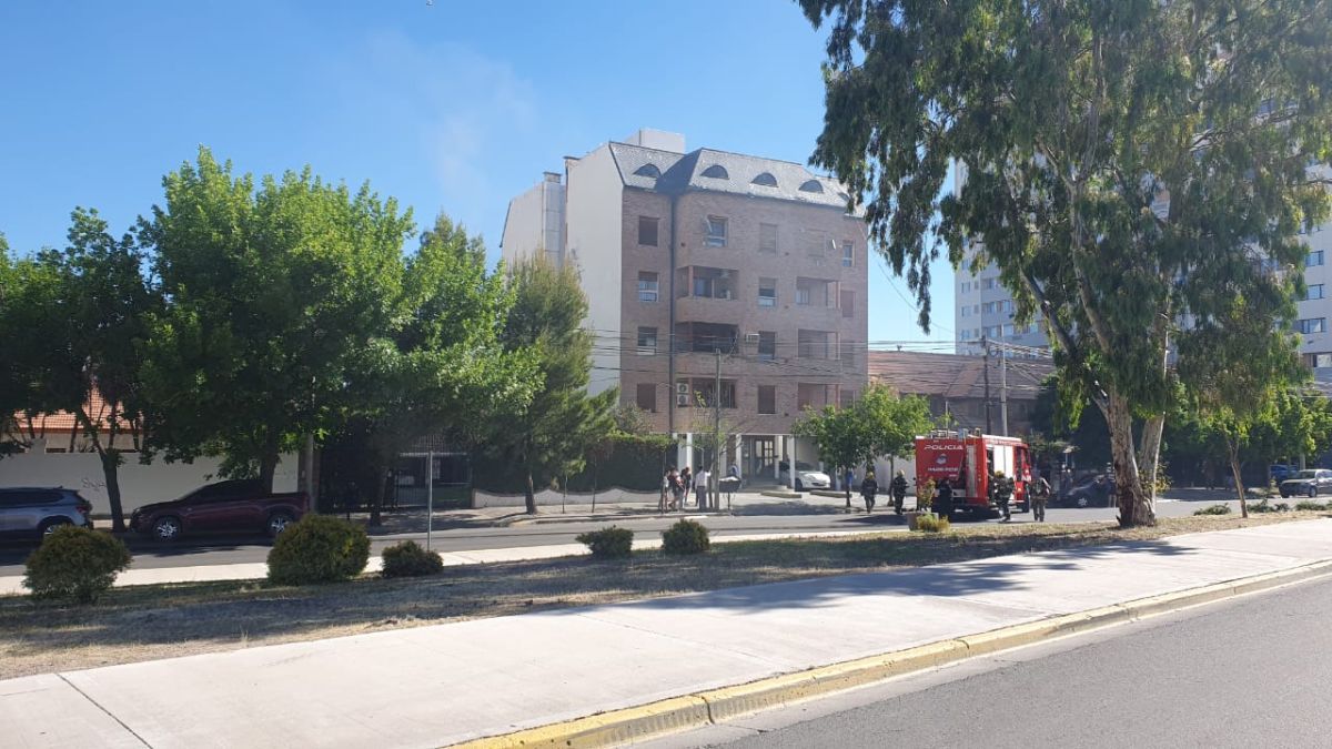 Se incendió un edificio frente al Concejo Deliberante de Neuquén