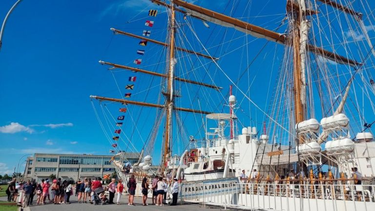 La Fragata ARA Libertad podrá visitarse hasta el sábado en Mar del Plata  thumbnail