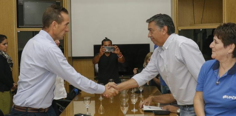 El Gobierno y UPCN firmaron el acuerdo salarial 2024 | Neuquén Al ...