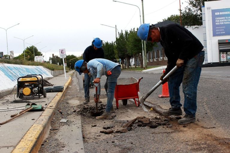 Avanzan las obras de bacheo en el centro y centro este de Plottier ...