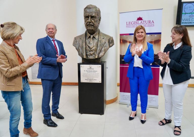 Inauguraron el busto de Raúl Alfonsín en la Legislatura Neuquina  thumbnail