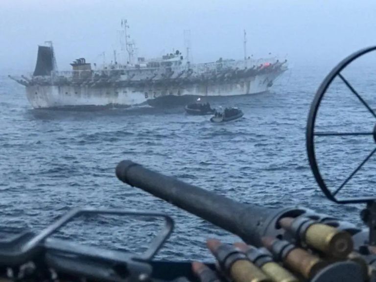 La Armada detuvo a un barco chino que pescaba ilegalmente en Mar Argentino  thumbnail