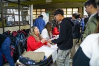 La Municipalidad distribuyó 200 kits escolares, incluida indumentaria especial, a estudiantes de la EPEA