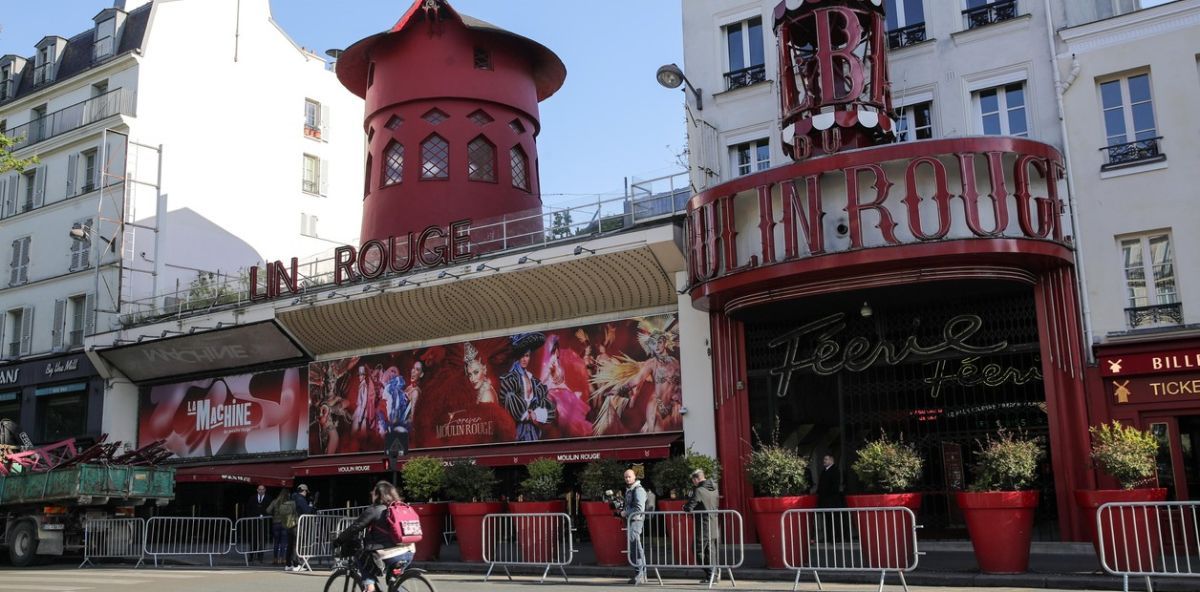 Estupor en París: se derrumbaron las aspas del molino del emblemático cabaret Moulin Rouge