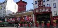 Estupor en París: se derrumbaron las aspas del molino del emblemático cabaret Moulin Rouge