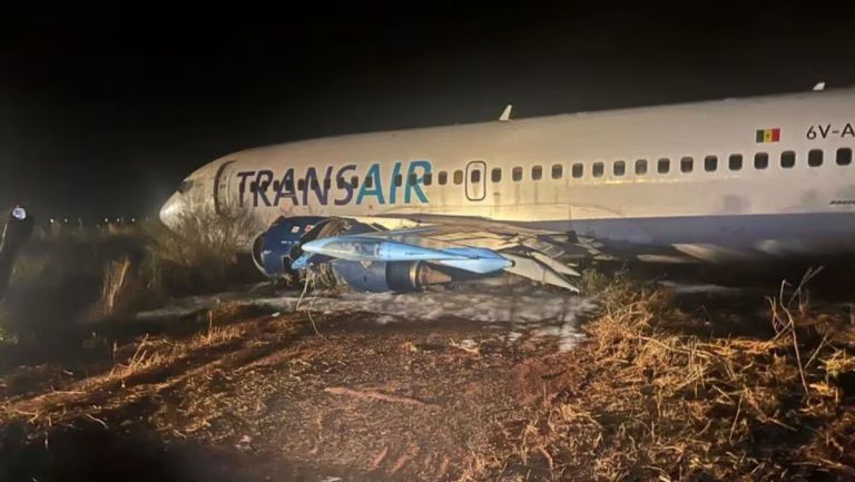 Un Boeing 737 con 85 personas a bordo se salió de pista en Senegal: hay 11 heridos  thumbnail