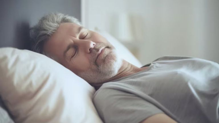 Cuántas horas hay que dormir si se quiere vivir 100 años, según los expertos en longevidad  thumbnail