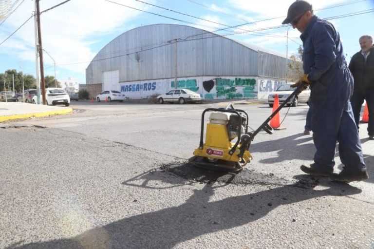 Con un nuevo sistema, se intensifica el plan de bacheo en la ciudad ...