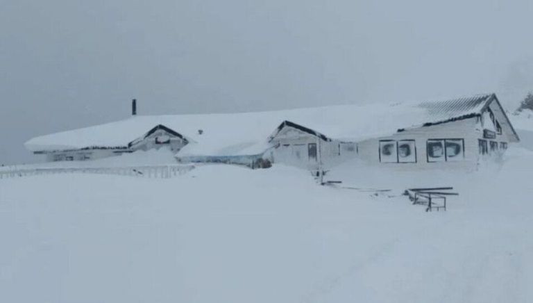 ¿Cayó nieve? Cerro Bayo se prepara para una temporada invernal prometedora  thumbnail