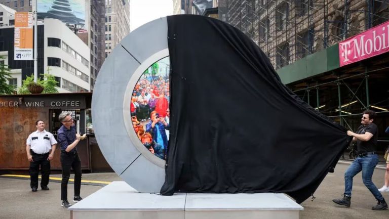 Cómo es el portal futurista inaugurado en Nueva York que conecta personas a más de 3.000 kilómetros de distancia  thumbnail