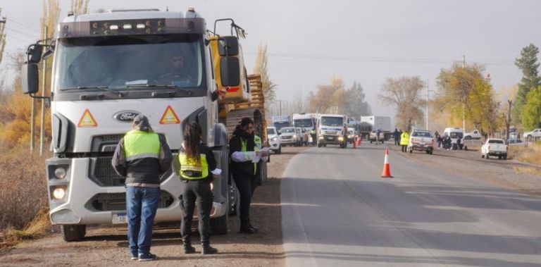 Detectan trabajadores no registrados en vehículos de carga y pasajeros hacia Vaca Muerta  thumbnail