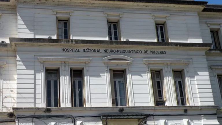 Incendio en el Hospital Moyano: se cayó el techo de un pabellón y evacuaron a 66 pacientes  thumbnail