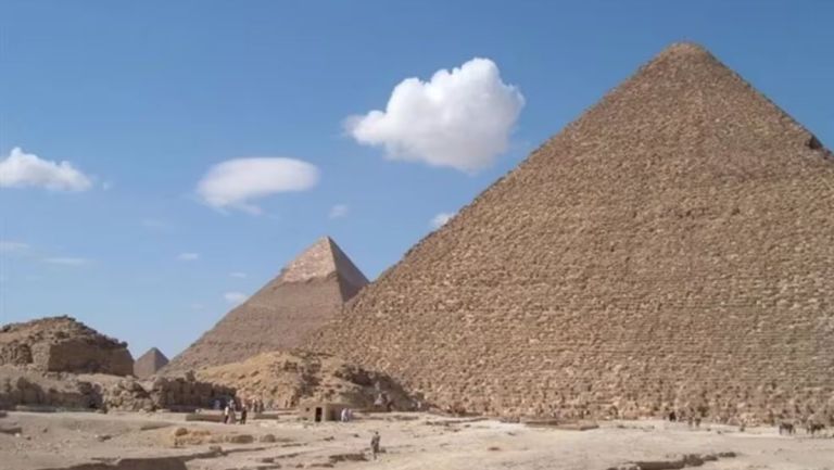 Una misteriosa estructura hallada cerca de las pirámides egipcias de Giza desconcierta a los científicos  thumbnail