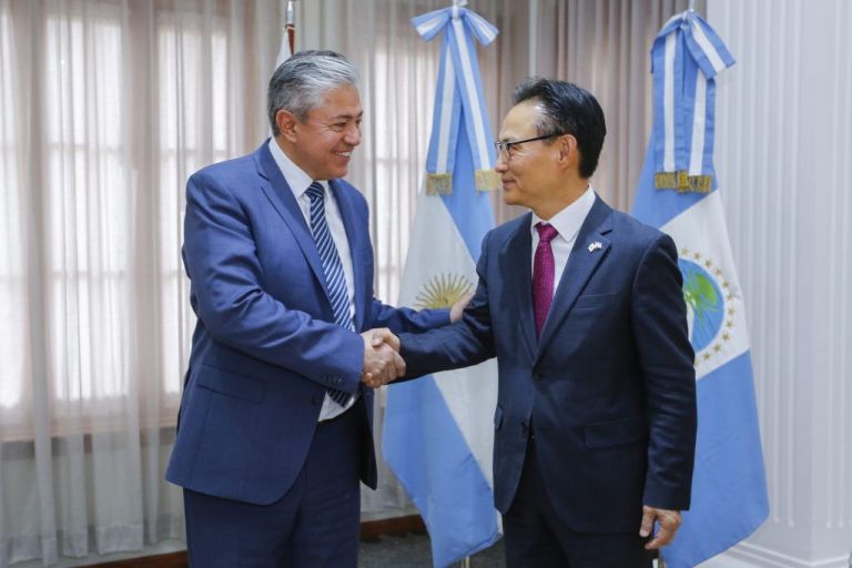 El embajador de Corea está en Neuquén y expresó interés en las potencialidades de la provincia  thumbnail