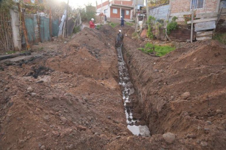 Avanza con éxito la red de agua en Auca Mahuida  thumbnail