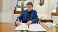 Weretilneck firmó su último decreto en formato papel