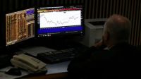 El riesgo país rozó los 600 puntos pero recortó la suba y finalizó la jornada en 586