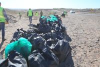 Realizan un megaoperativo de limpieza en la meseta y en una hora sacan 150 bolsas de residuos secos