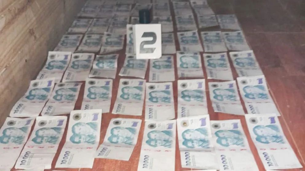 Golpe al narcotráfico en Villa La Angostura: Secuestraron 3 kilos de cocaína, arma y miles en efectivo