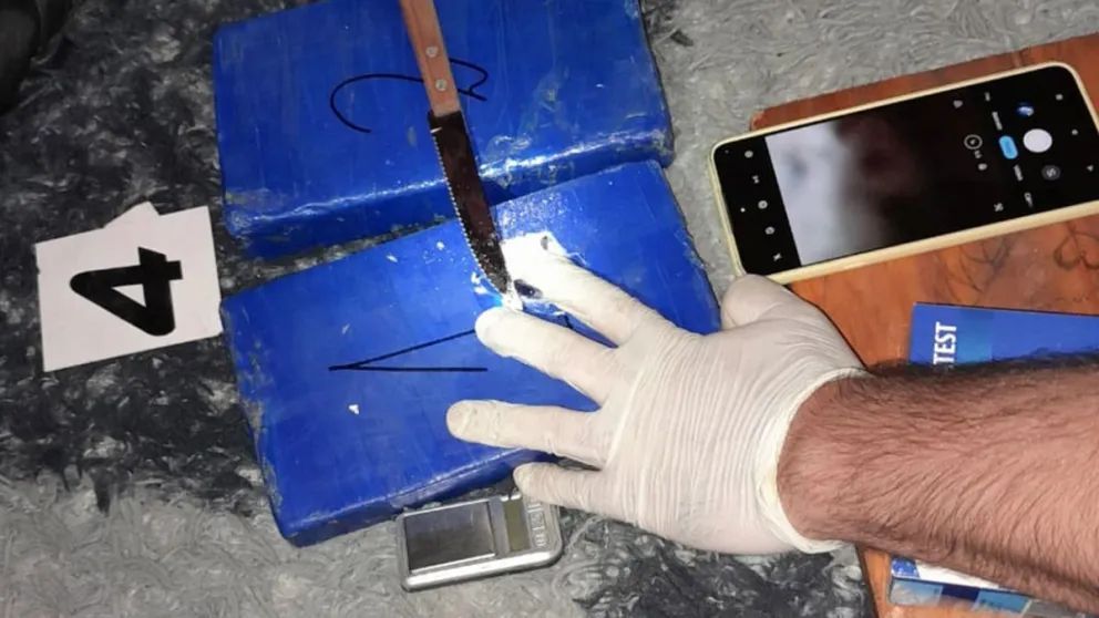 Golpe al narcotráfico en Villa La Angostura: Secuestraron 3 kilos de cocaína, arma y miles en efectivo