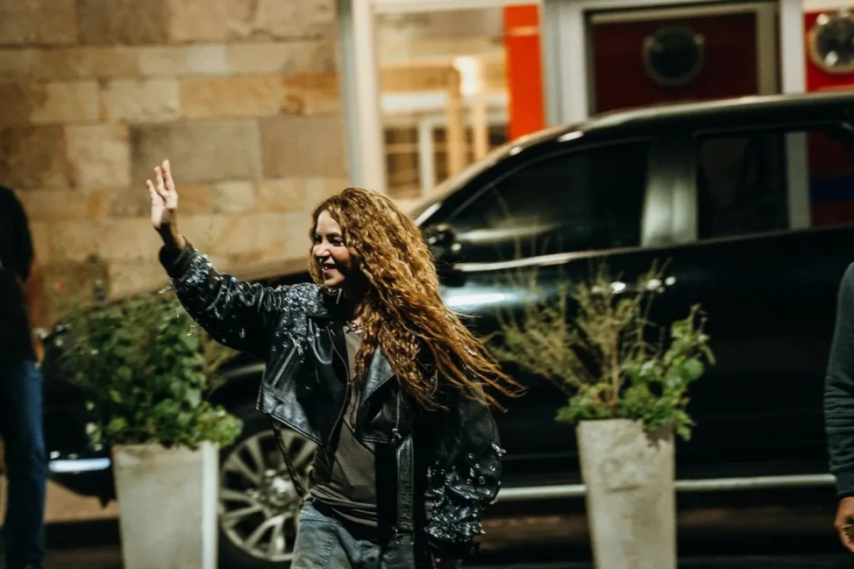 Shakira ya est� en Argentina: lleg� en un vuelo privado y salud� a sus fans en el aeropuerto | Neuqu�n Al Instante | Periodismo Digital en la Patagonia
