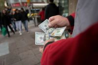 El dólar oficial sube y se mantiene cerca de los $1.500