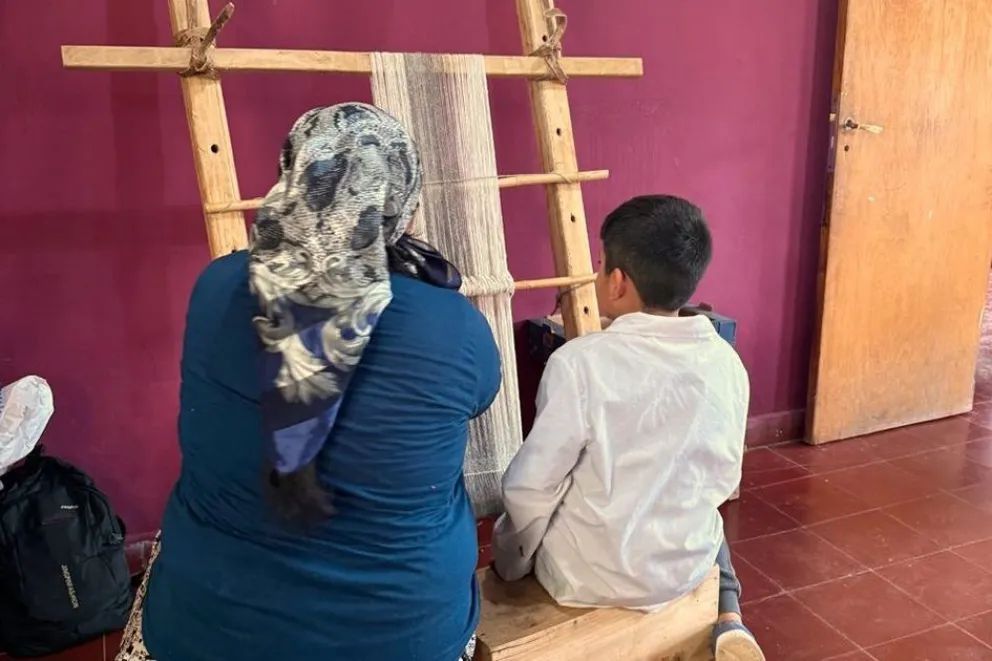 Manos pequeñas tejen grandes tradiciones y aprenden sobre el circuito productivo de la lana