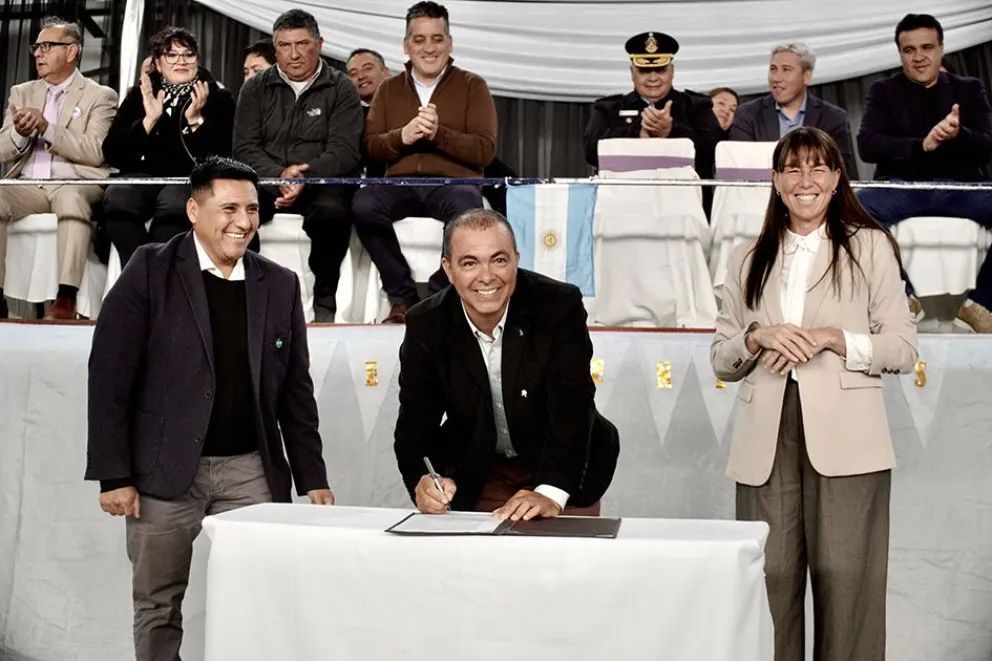 Con compromisos de obras y gas, El Sauce celebró su 37° aniversario