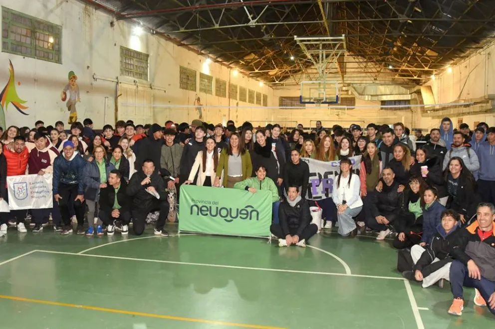 500 estudiantes participaron de un gran encuentro de vóley en Ciudad Deportiva