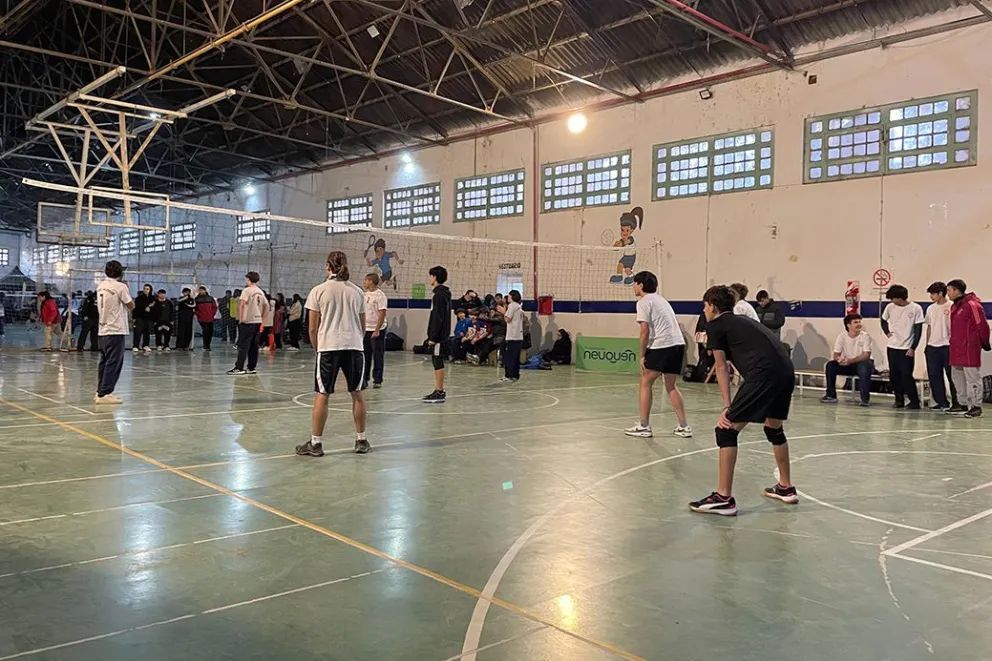 500 estudiantes participaron de un gran encuentro de vóley en Ciudad Deportiva
