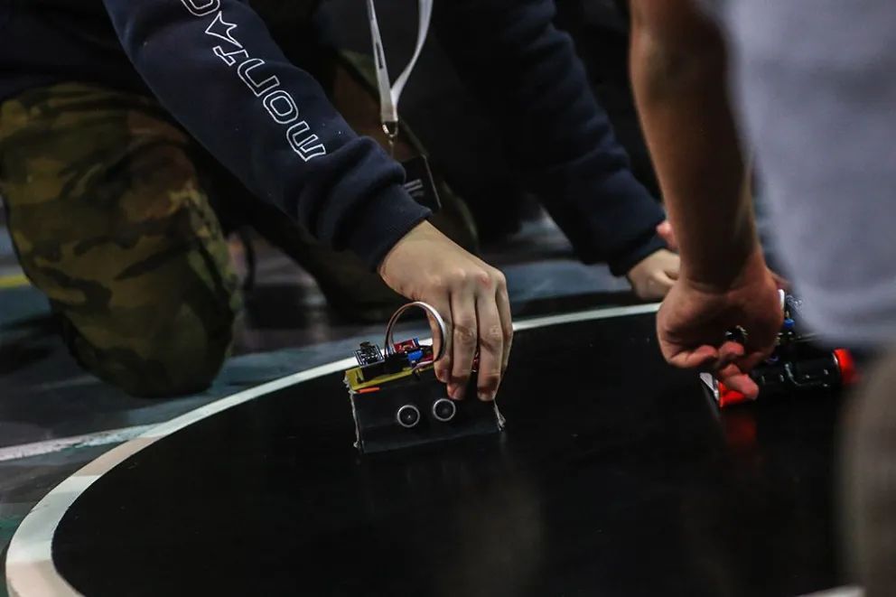 Más de 50 robots participaron de la competencia regional en Neuquén