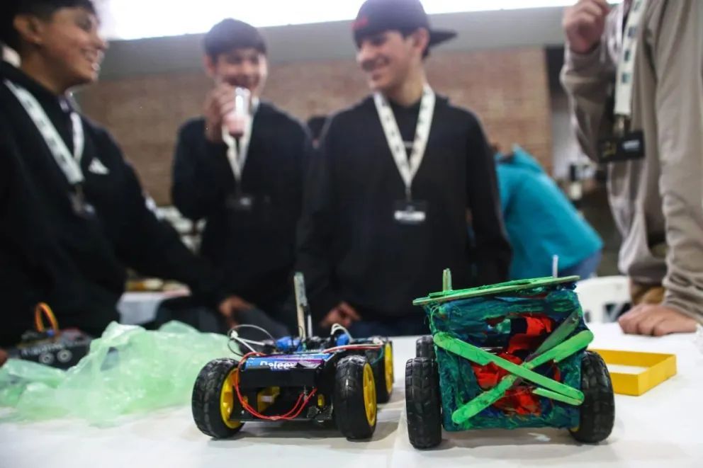 Más de 50 robots participaron de la competencia regional en Neuquén