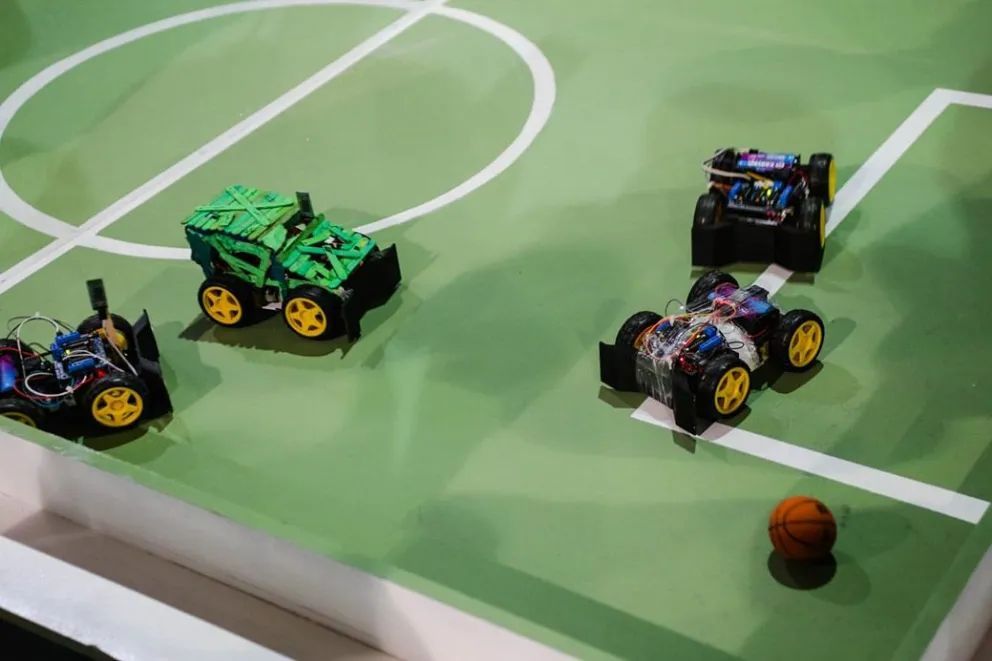 Más de 50 robots participaron de la competencia regional en Neuquén