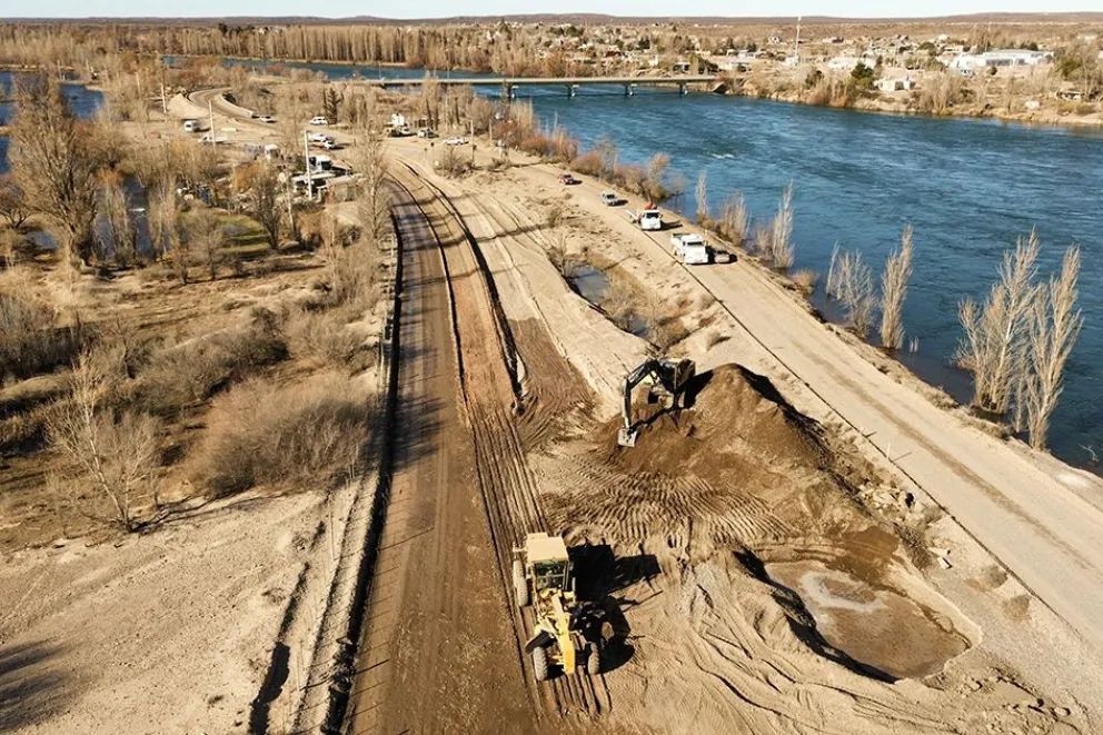 Comenzó la obra de pavimentación en la calle que une tres ciudades y dos provincias