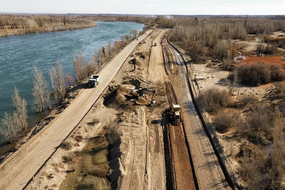 Comenzó la obra de pavimentación en la calle que une tres ciudades y dos provincias