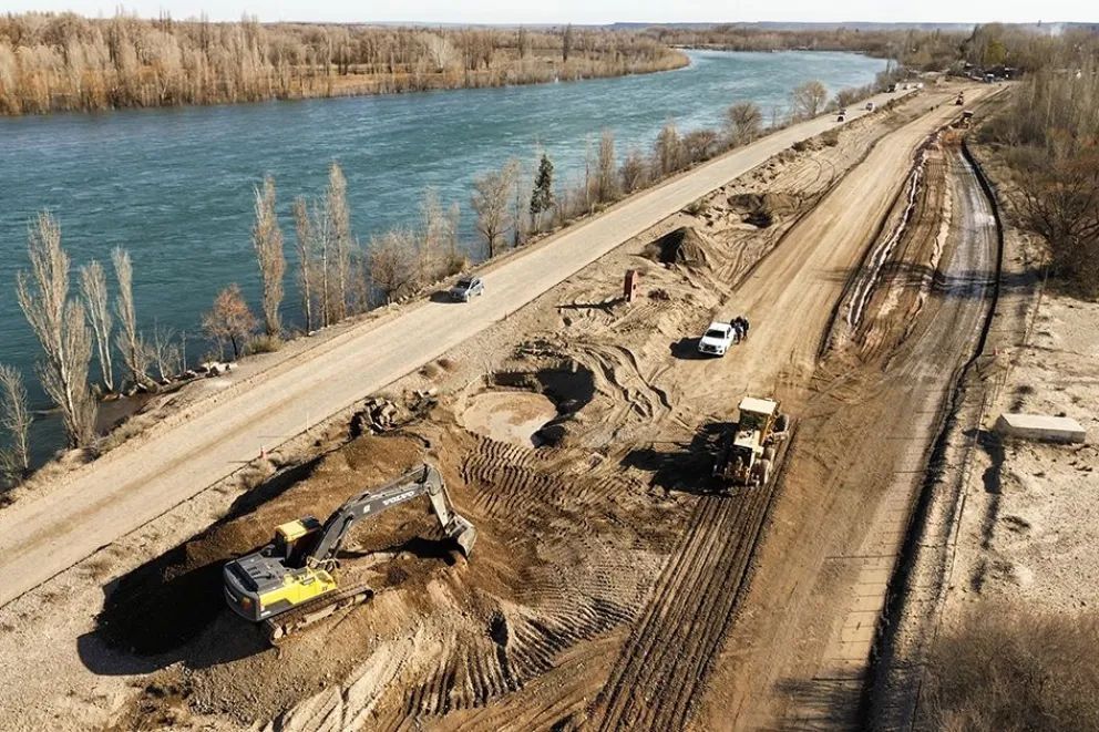 Comenzó la obra de pavimentación en la calle que une tres ciudades y dos provincias