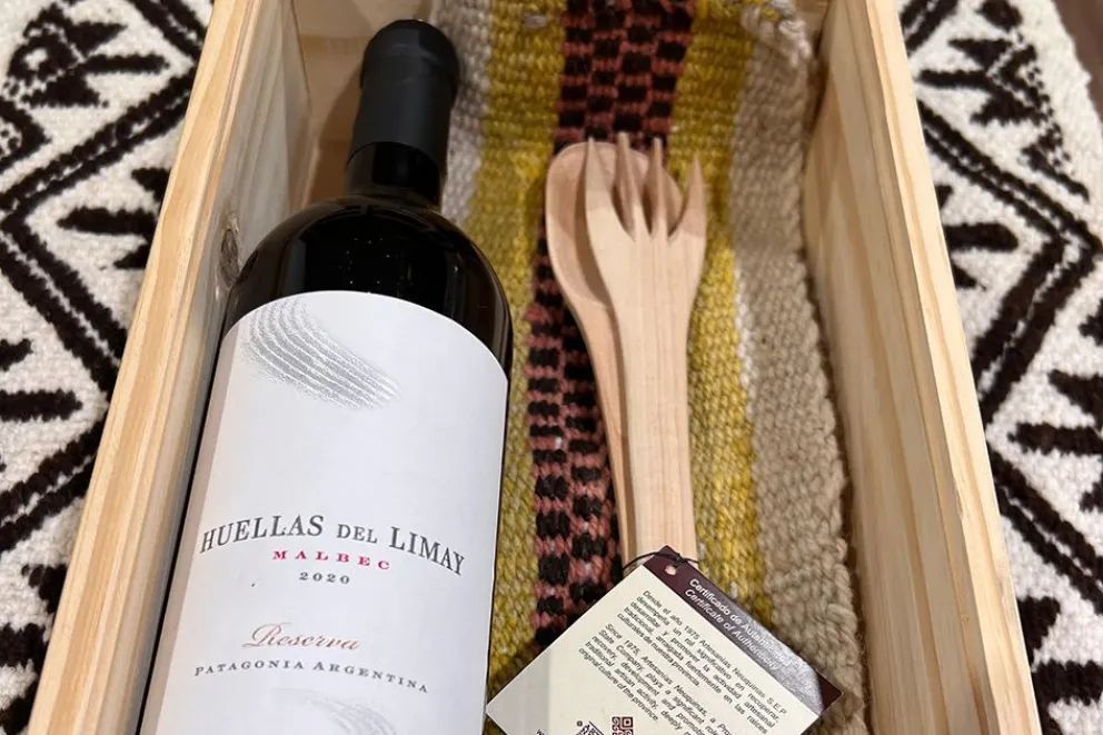 “Abrazo Neuquino”: Artesanías y una bodega se fusionan para un producto con identidad