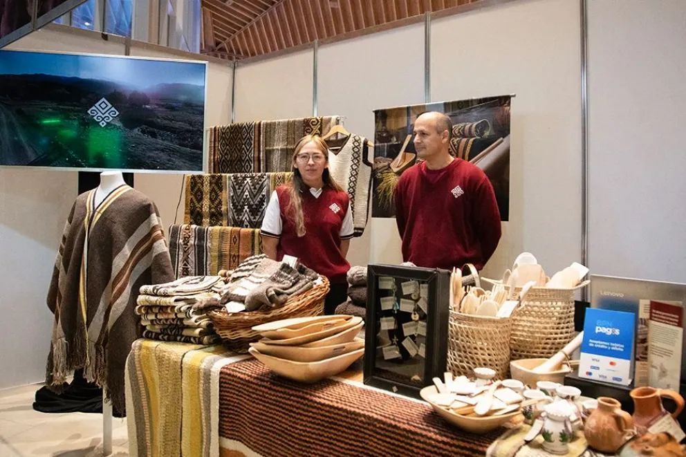 “Abrazo Neuquino”: Artesanías y una bodega se fusionan para un producto con identidad