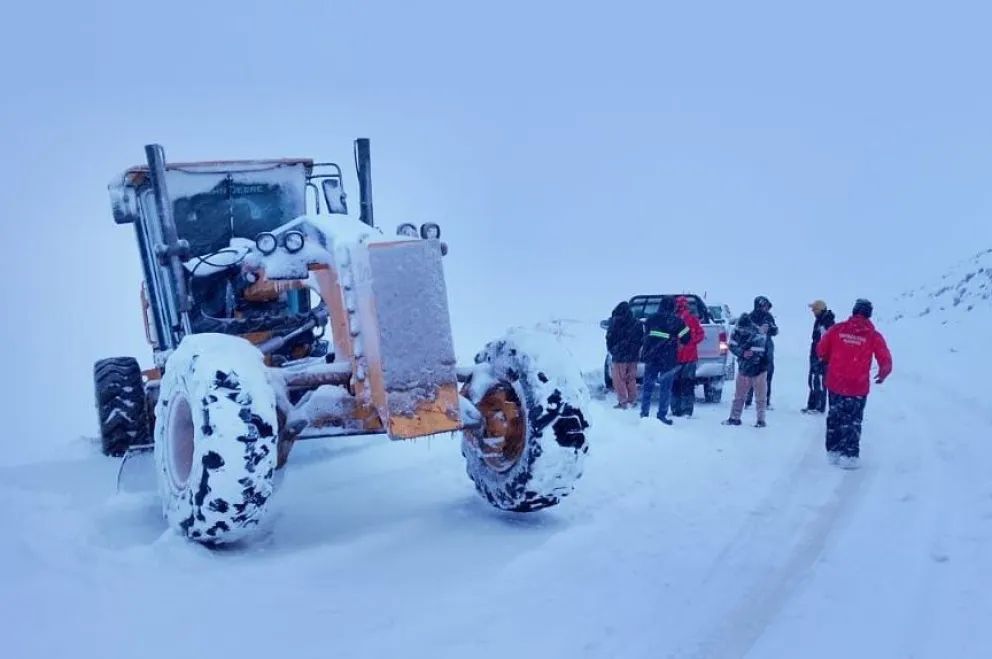 Rescates y asistencia en rutas neuquinas por nevadas intensas