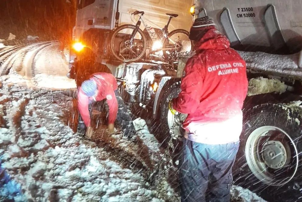 Rescates y asistencia en rutas neuquinas por nevadas intensas