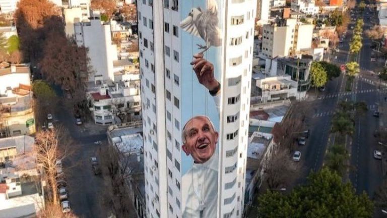 La Plata tiene el mural más grande del mundo y está dedicado al papa Francisco